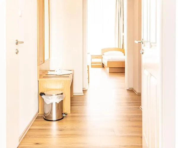 Гостьовий будинок Hotel-pension Fuenfhaus 3*
