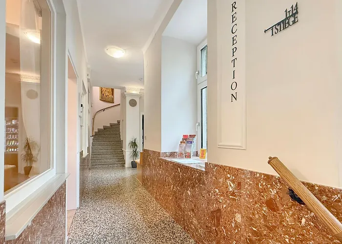 Гостьовий будинок Hotel-pension Fuenfhaus 3*